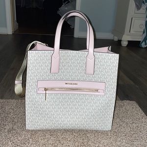 Michael kors bag can be a shoulder bag